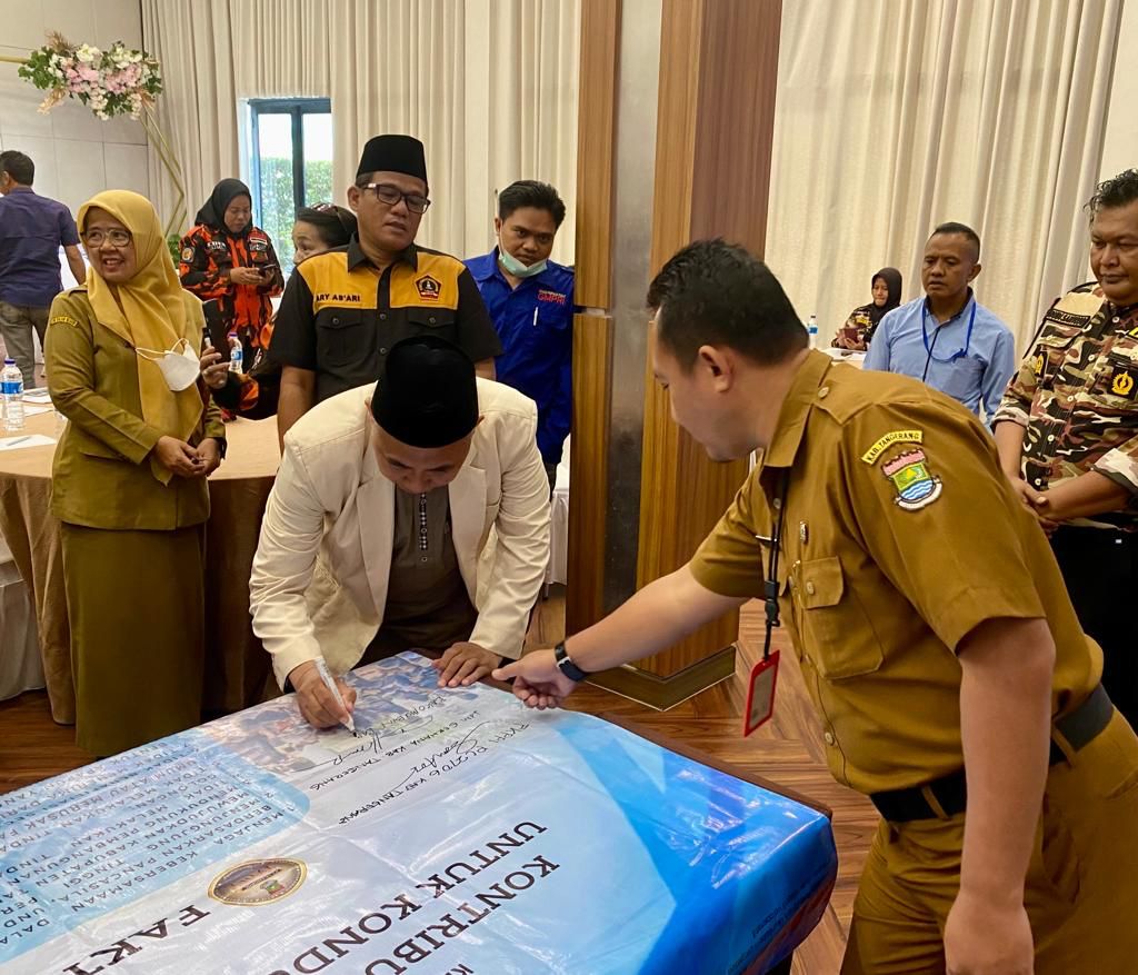 Kepala Badan Kesatuan Bangsa dan Politik Kabupaten Tangerang, Rudy Lesmana bersama ormas saat menandatangani fakta integritas.