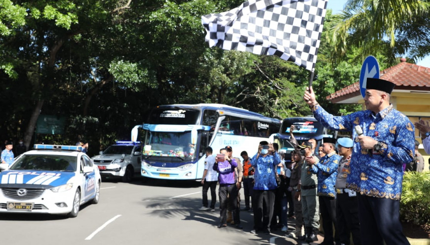 Bupati Zaki saat melepas 28 armada bus mudik gratis.