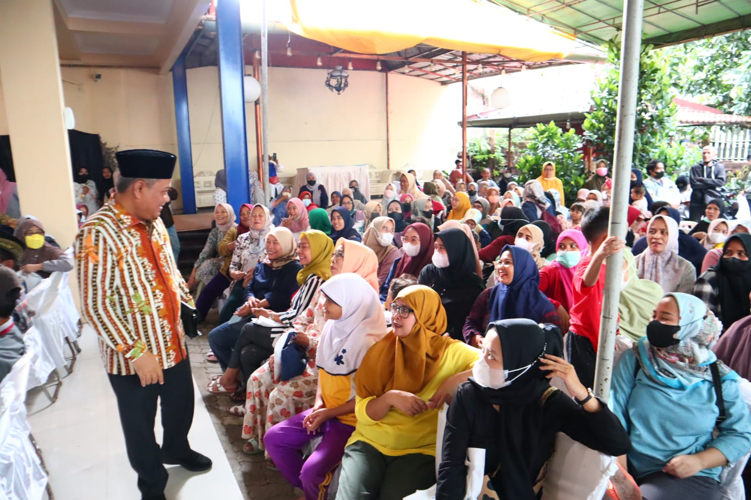 Dewan Muhammad Rizal saat menyapa ibu-ibu.