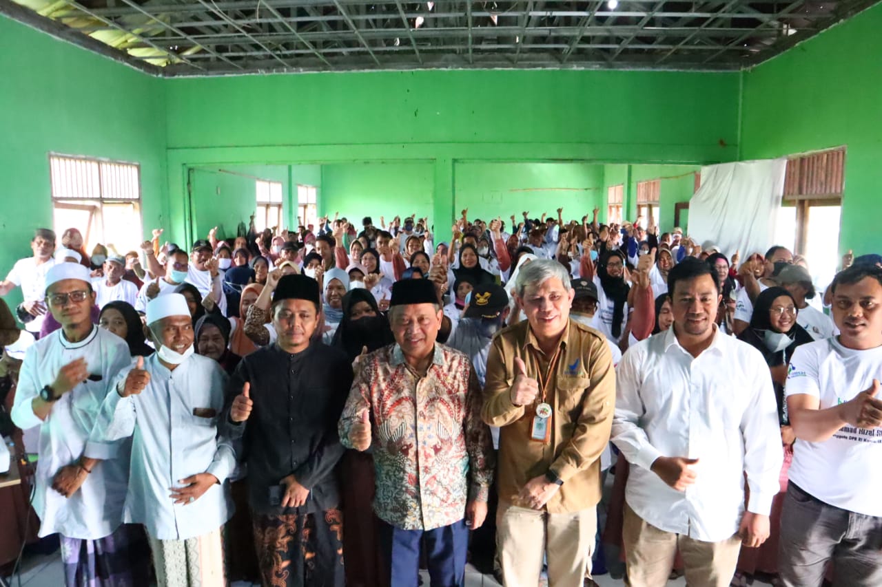 Dewan Muhammad Rizal saat foto bersama masyarakat.