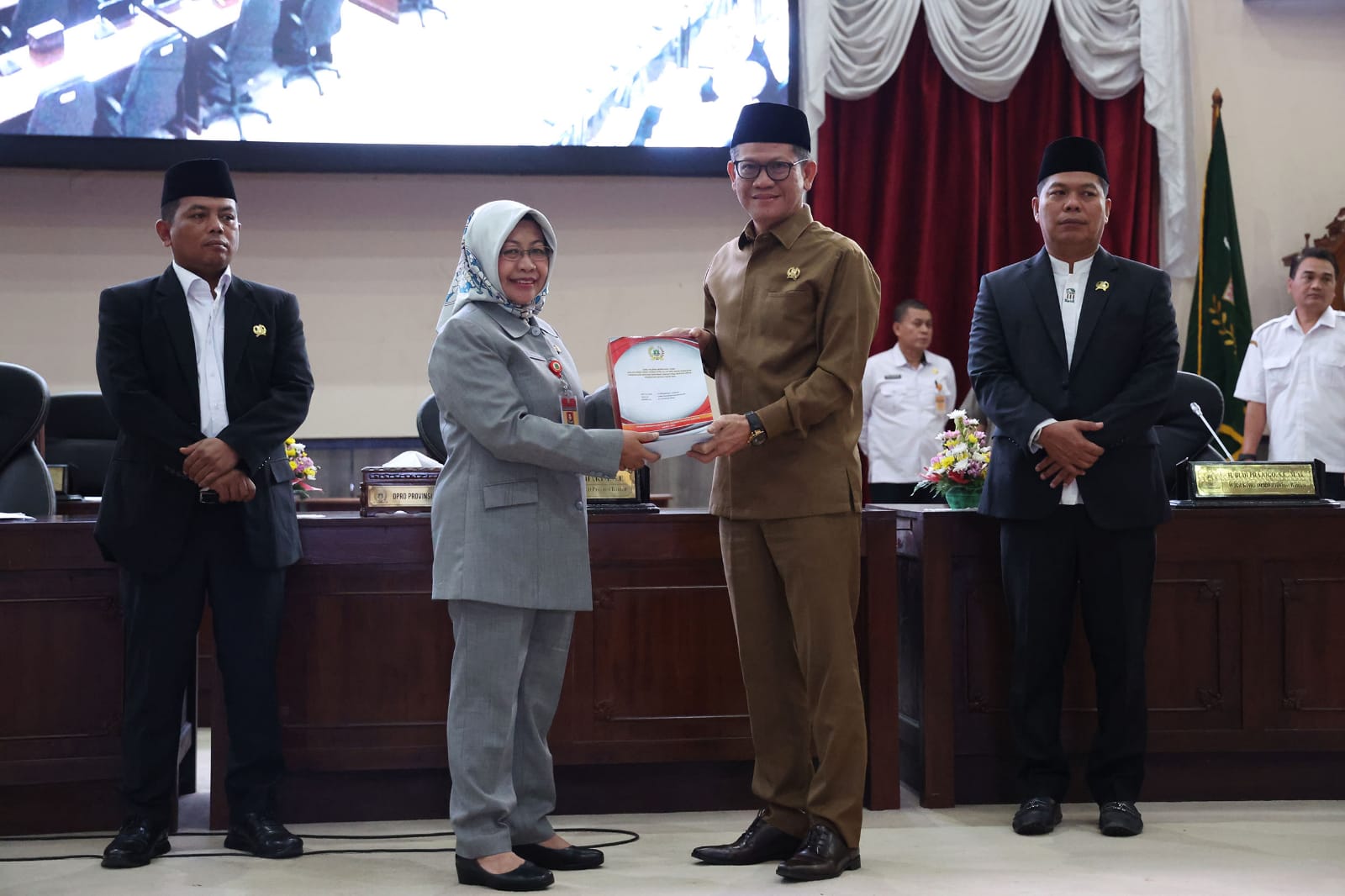 Barhum Wakil Ketua DPRD Banten saat menyerahkan dokumen raperda kepada Plh Sekda Provinsi Banten Virgojanti.