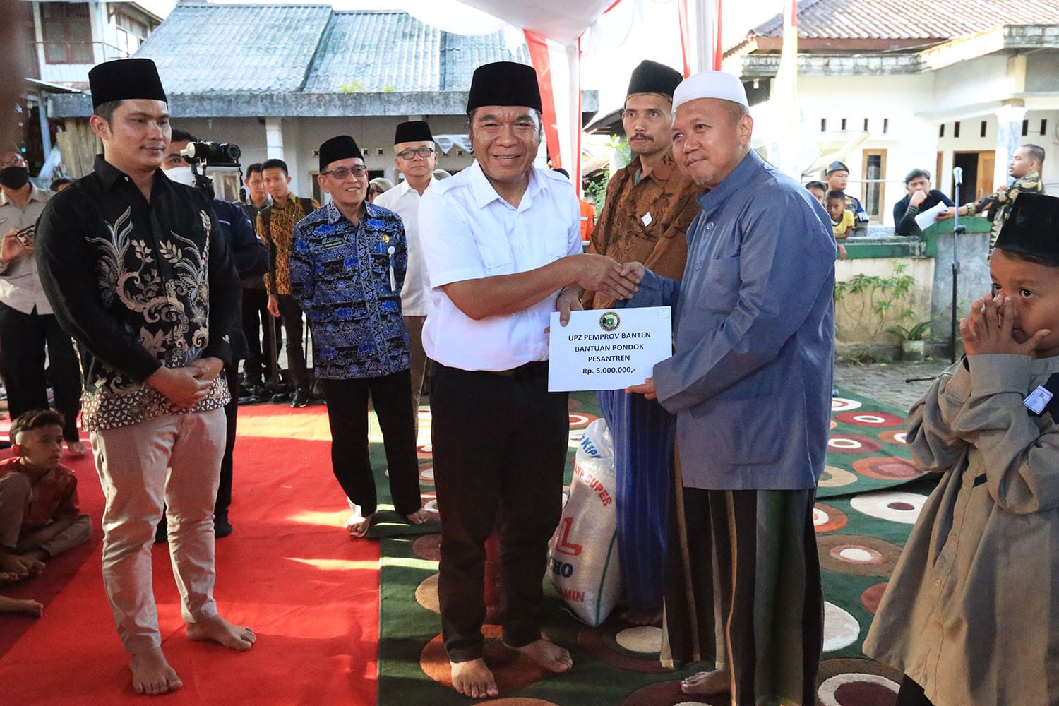 Penjabat (Pj) Gubernur Banten Al Muktabar saat memberikan bantuan untuk masyarakat.