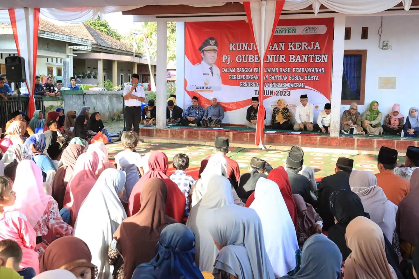 Penjabat (Pj) Gubernur Banten Al Muktabar saat memberikan sambutannya di hadapan masyarakat.