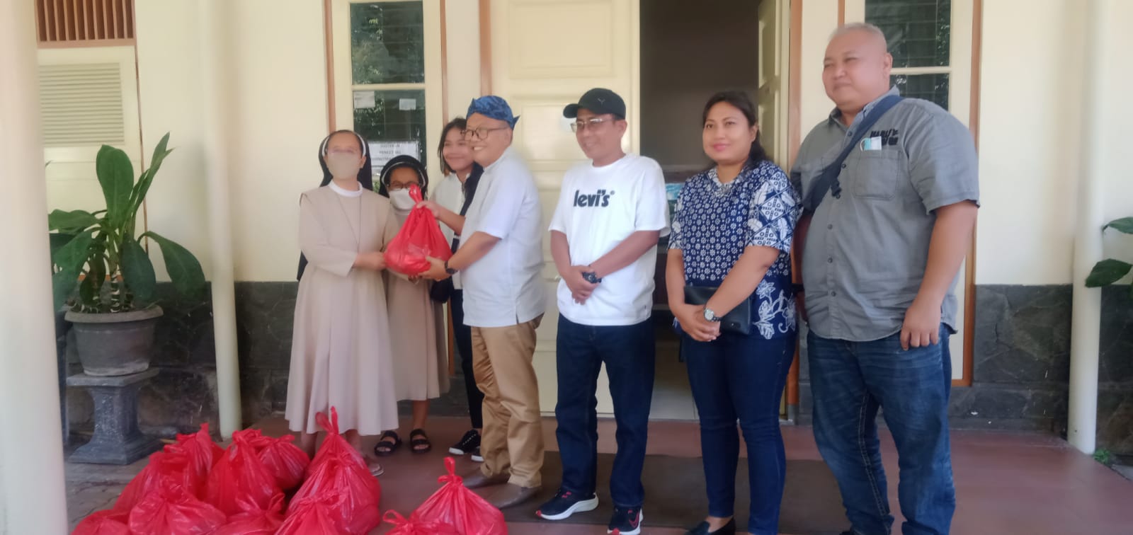 Ananta Wahana bersama rombongannya saat memberikan bantuan untuk Sekolah Sang Timur di Ciledug.