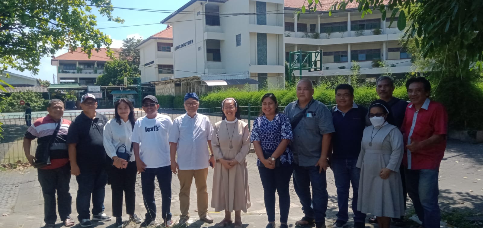 Ananta Wahana bersama rombongannya saat meninjau lokasi Sekolah Sang Timur di Ciledug.