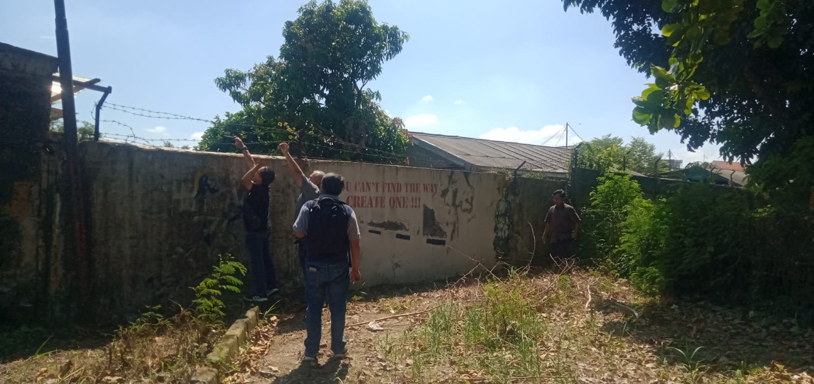 Ananta Wahana bersama rombongannya saat meninjau lokasi Sekolah Sang Timur di Ciledug.