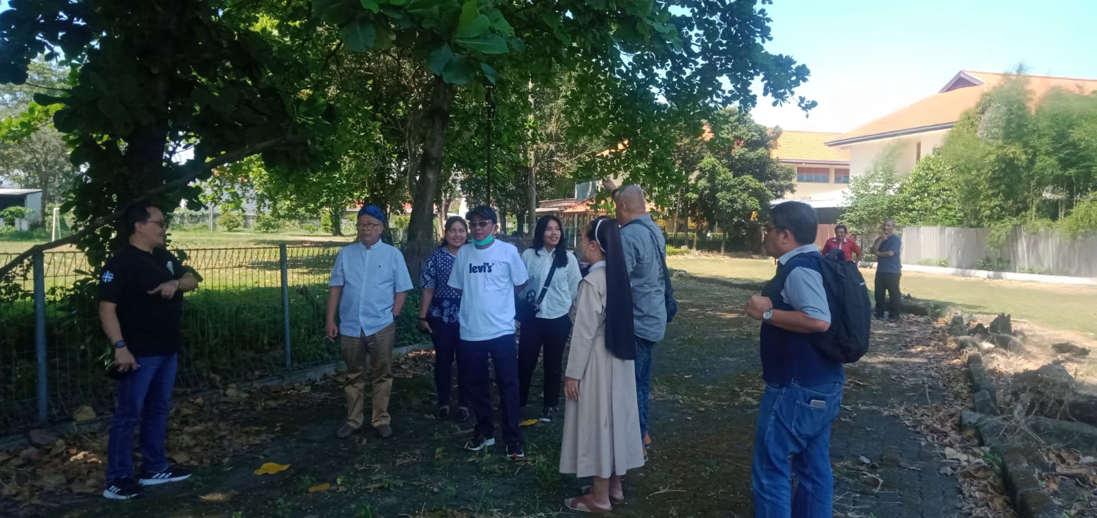 Ananta Wahana bersama rombongannya saat meninjau lokasi Sekolah Sang Timur di Ciledug.