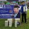 Relawan Muhammad Rizal saat akan memberikan takjil kepada masyarakat pengguna jalan.