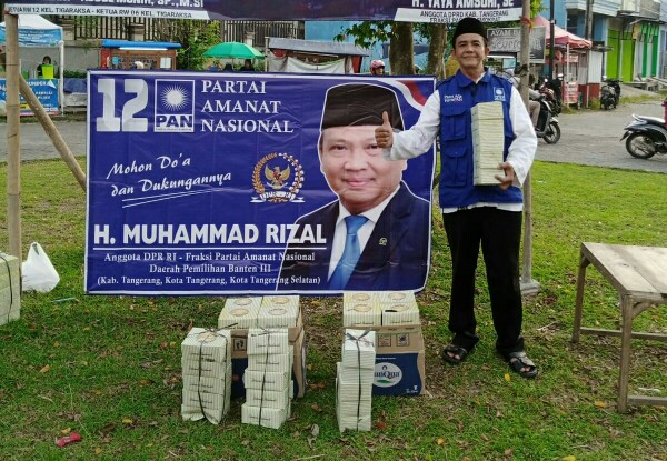 Relawan Muhammad Rizal saat akan memberikan takjil kepada masyarakat pengguna jalan.