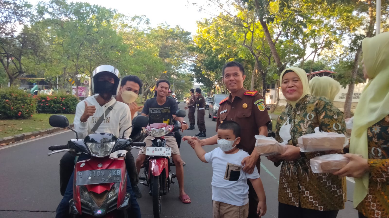 Momen bagi-bagi takjil kepada masyarakat pengguna jalan di Tigaraksa.