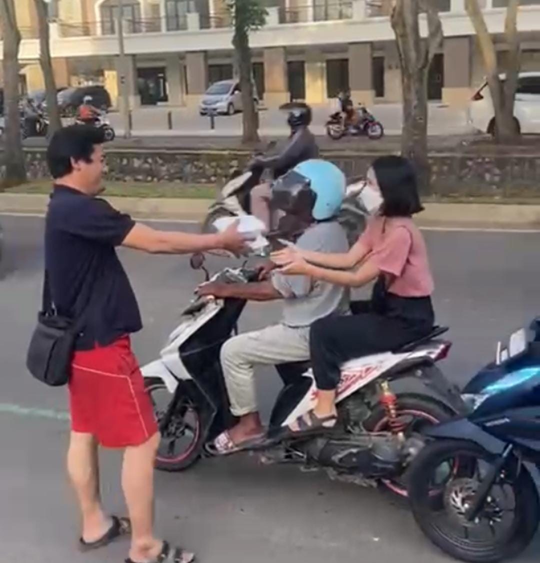 Menejemen Trenz saat membagikan takjil kepada masyarakat pengguna jalan raya.