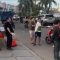 Menejemen Trenz saat membagikan takjil kepada masyarakat pengguna jalan raya.