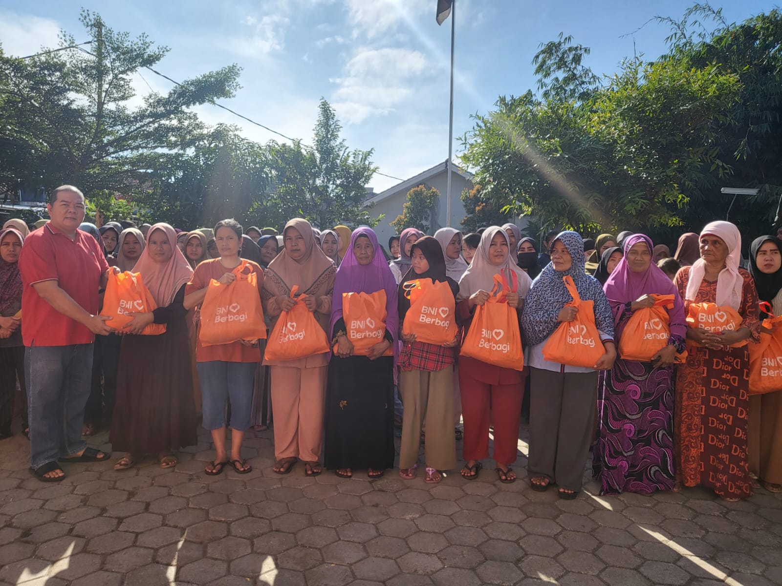 Bank BNI Berikan Paket sembako kepada warga Tangerang.