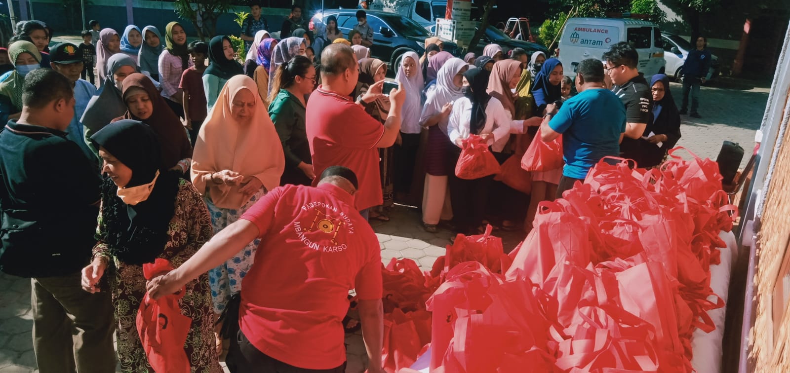 Bank BNI Berikan Paket sembako kepada warga Tangerang.