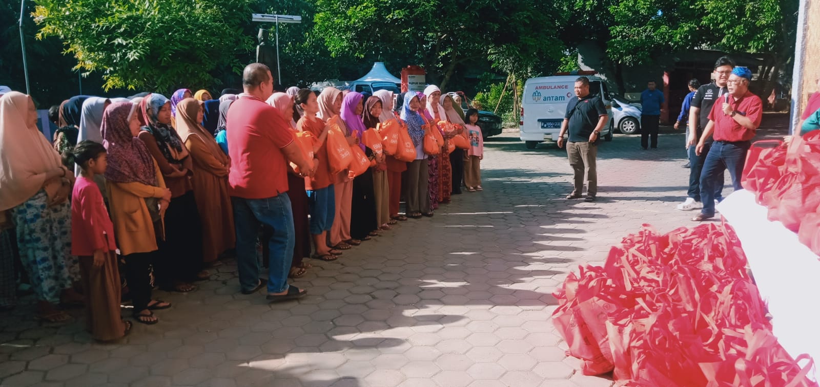 Bank BNI Berikan Paket sembako kepada warga Tangerang.