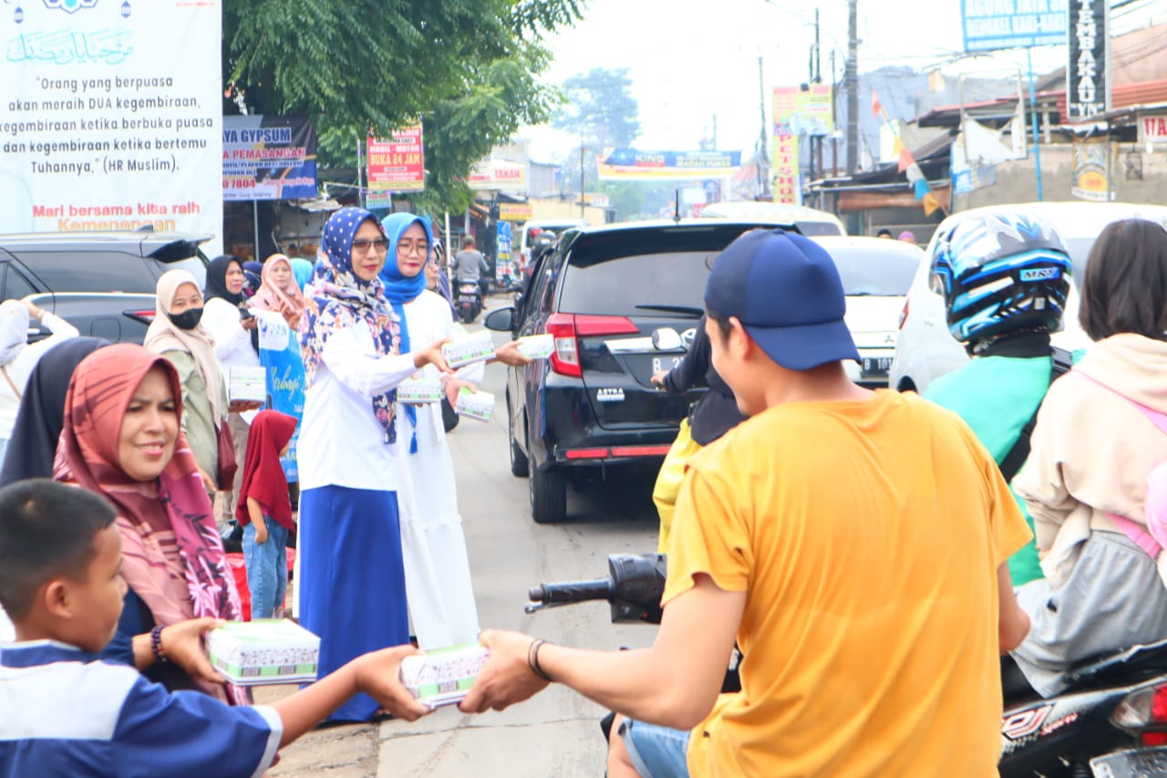 Pengurus PUAN kabupaten Tangerang membagikan takjil kepada masyarakat.