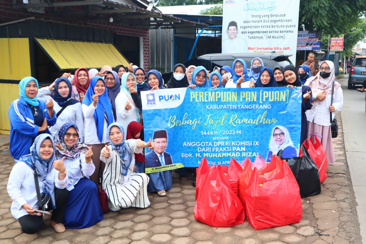 Pengurus PUAN kabupaten Tangerang saat akan membagikan takjil kepada masyarakat.