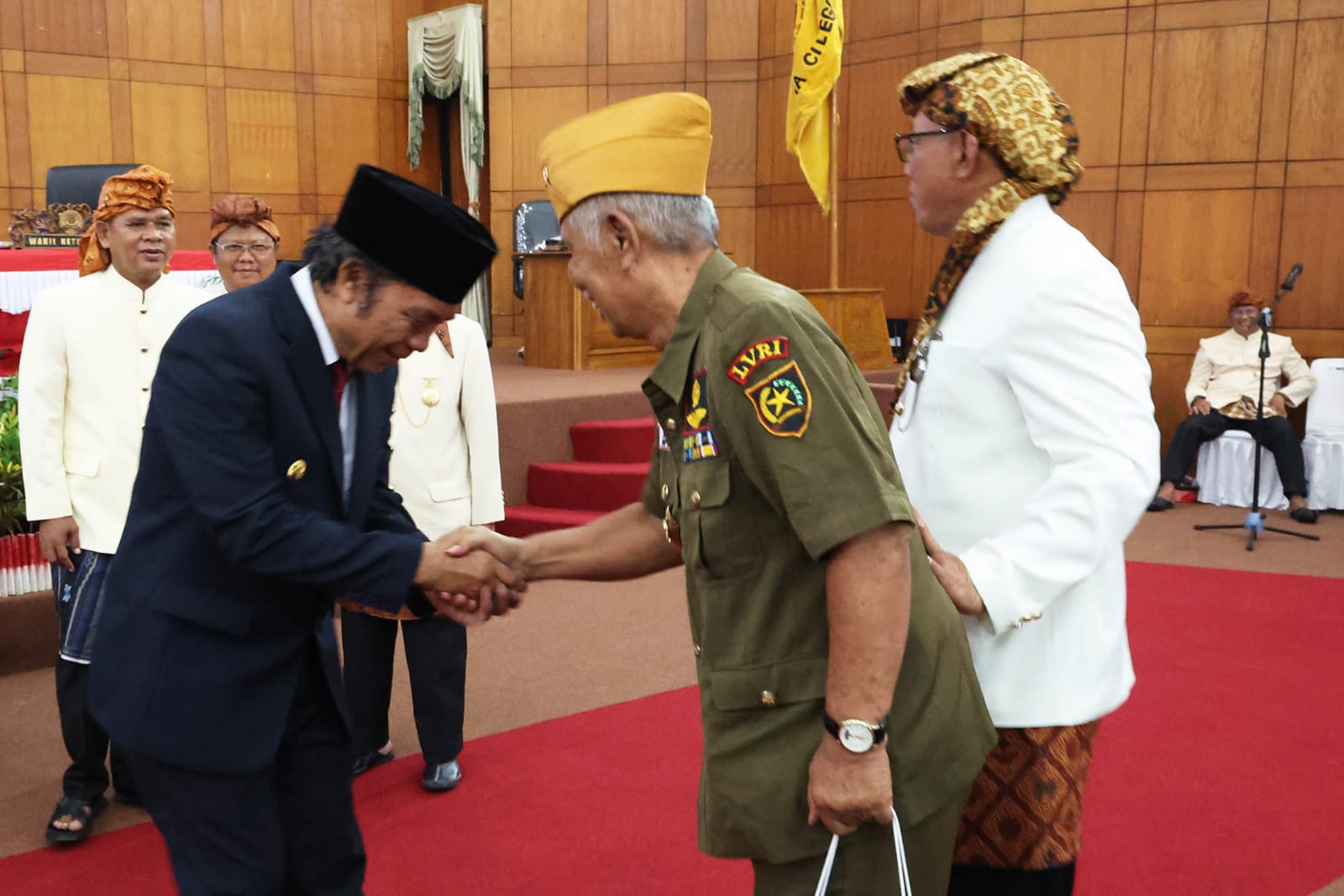 Penjabat (Pj) Gubernur Banten Al Muktabar saat menyapa veteran.