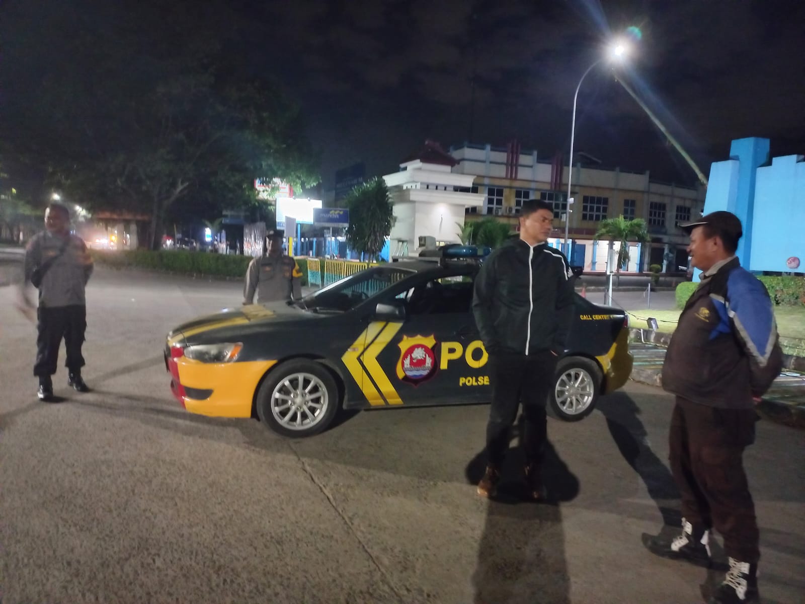 Anggota Polsek Cikupa saat Patroli malam.