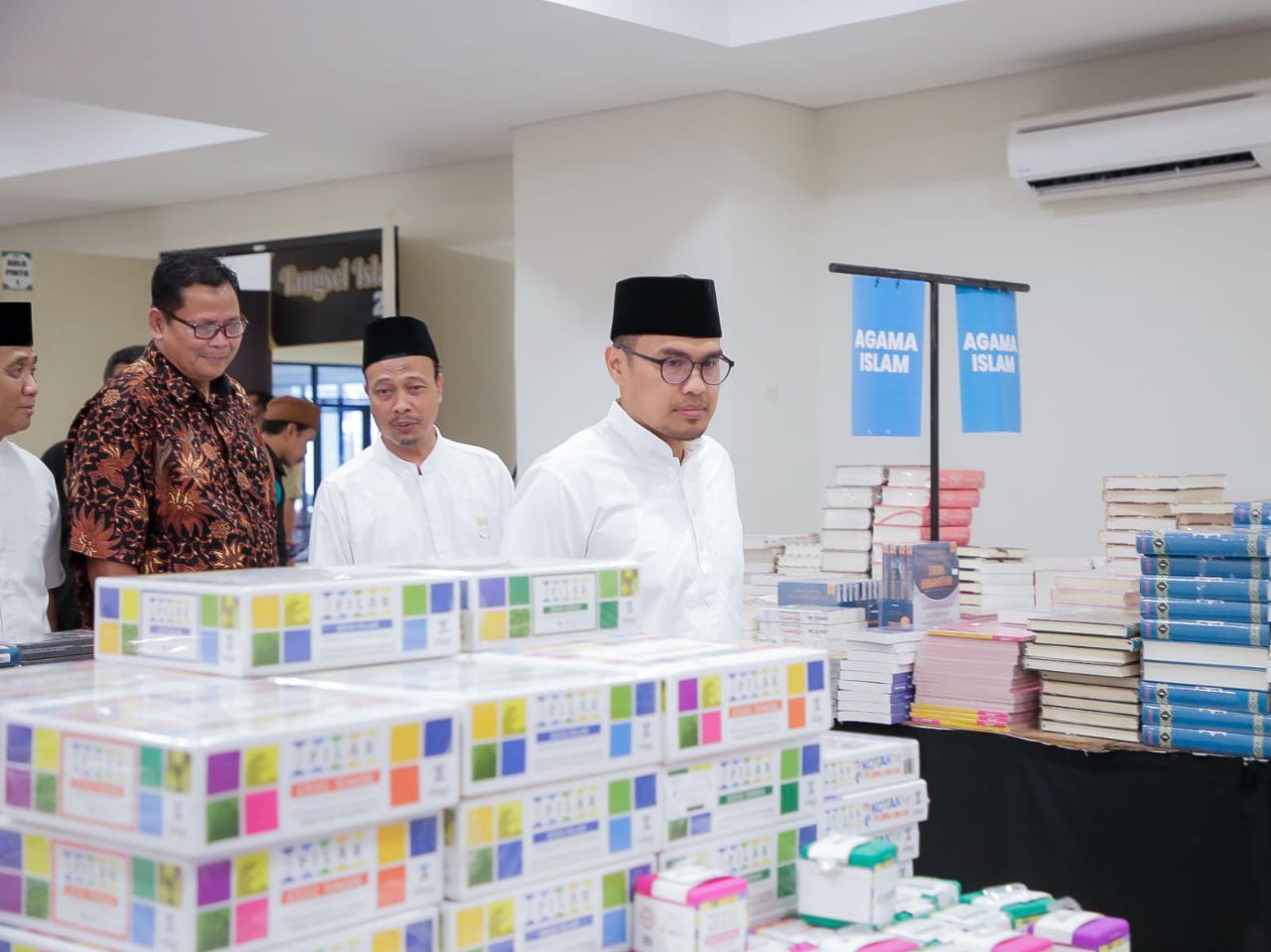 Pilar Saga Ichsan saat melihat buku-buku.