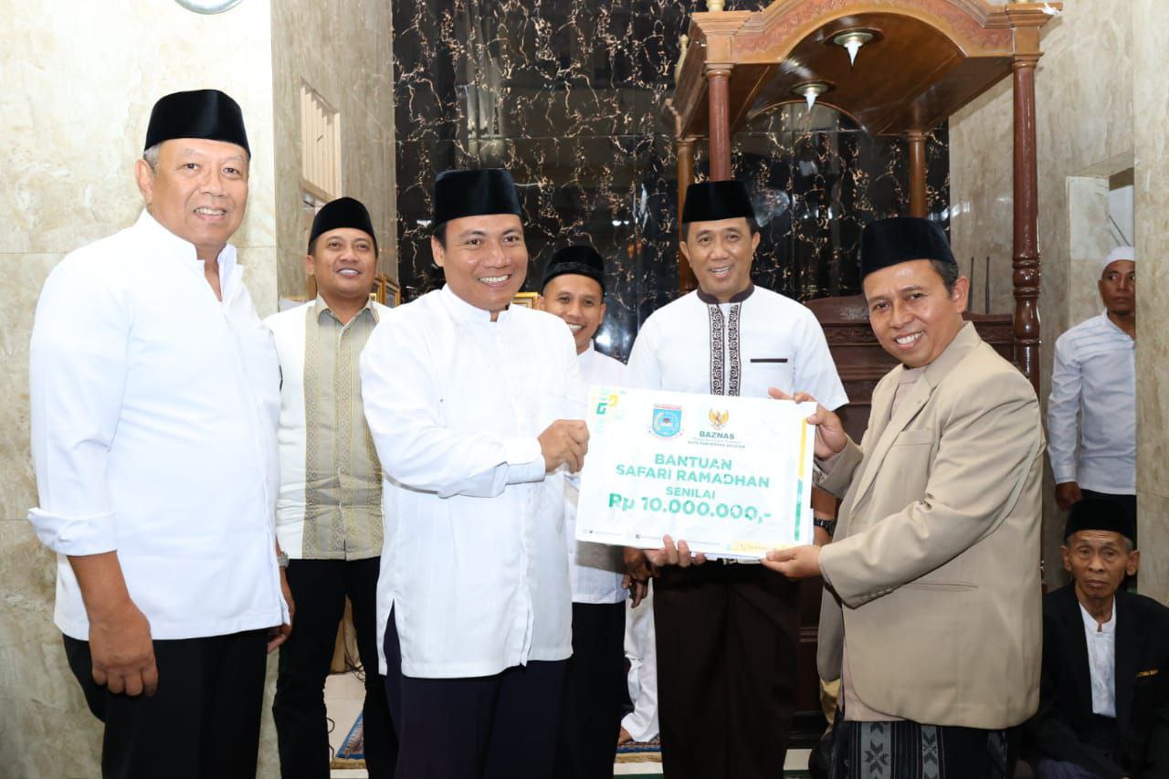 Penyerahan bantuan untuk masjid Al-Ikhlas.