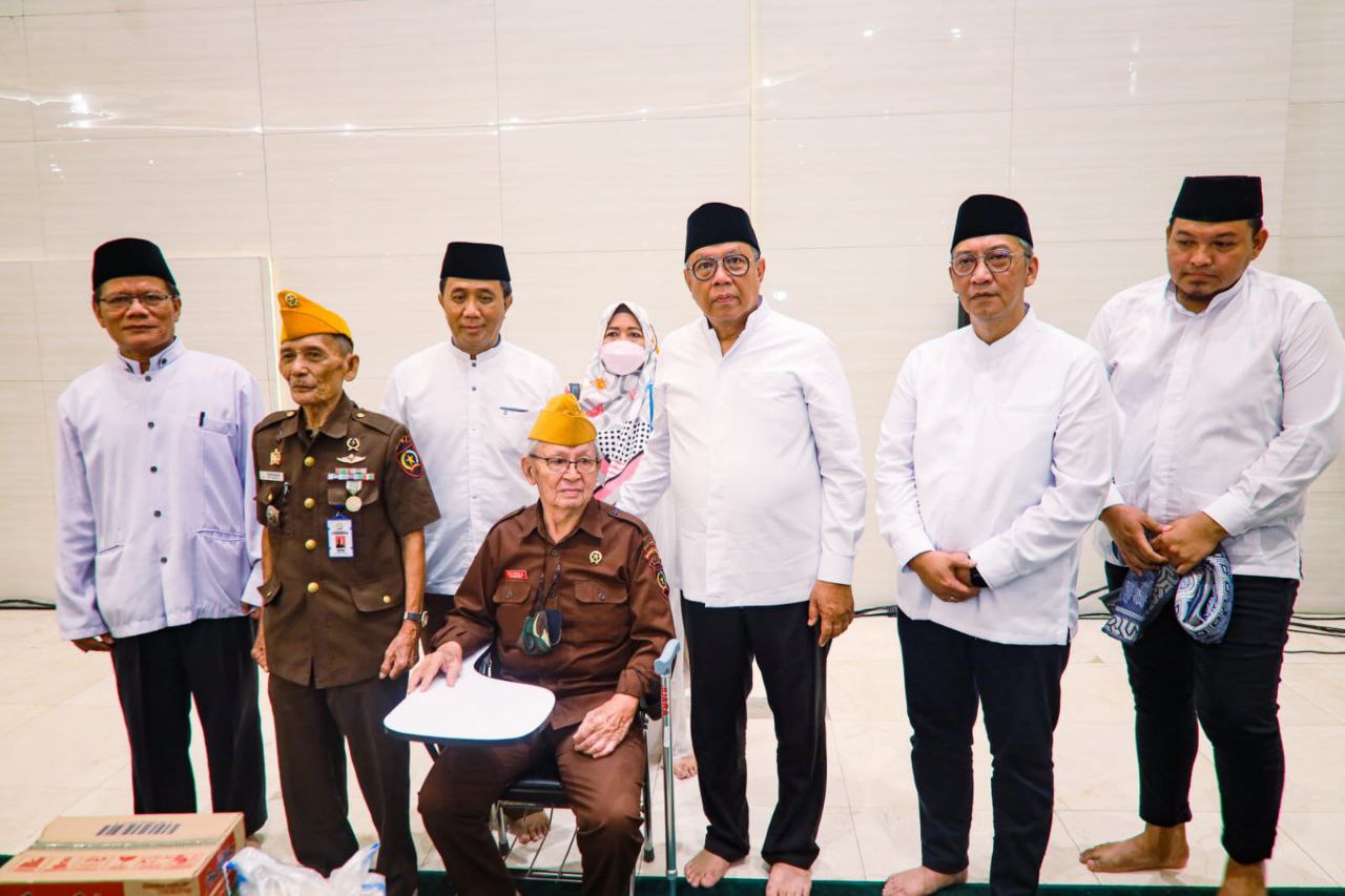 Benyamin Davnie saat memberikan bantuan kepada Legiun Veteran Republik Indonesia (LVRI) Kota Tangerang Selatan.