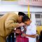 Momen Benyamin saat bersama anak yatim.