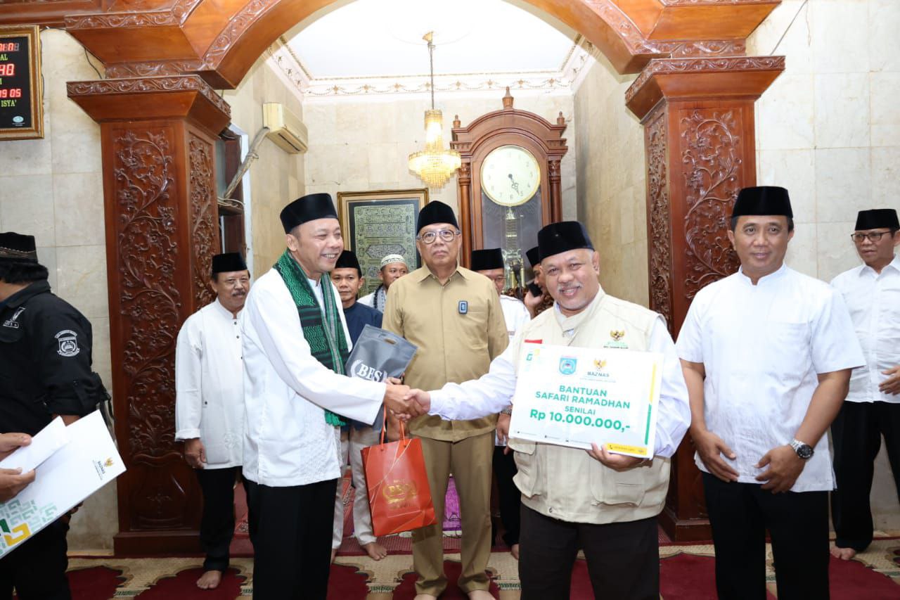 Pemberian bantuan untuk masjid Jami Al-Ikhlas di Pondok Cabe Ilir, Pamulang.