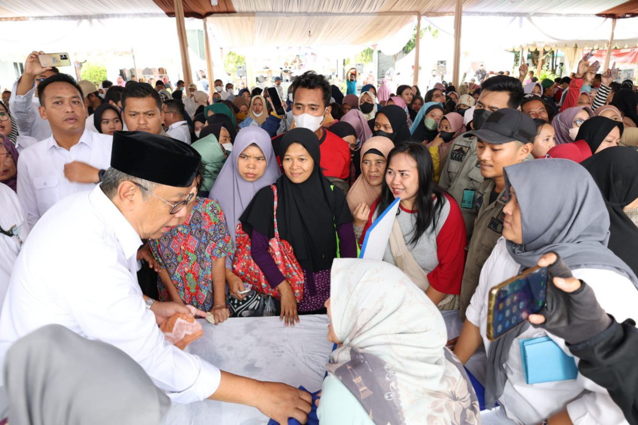 Benyamin turut membantu melayani warga di Bazar Ramadan Tangsel.