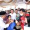 Benyamin turut membantu melayani warga di Bazar Ramadan Tangsel.