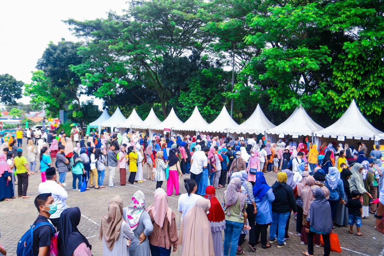 Warga antusias menghadiri bazar Ramadan di Kecamatan Setu.