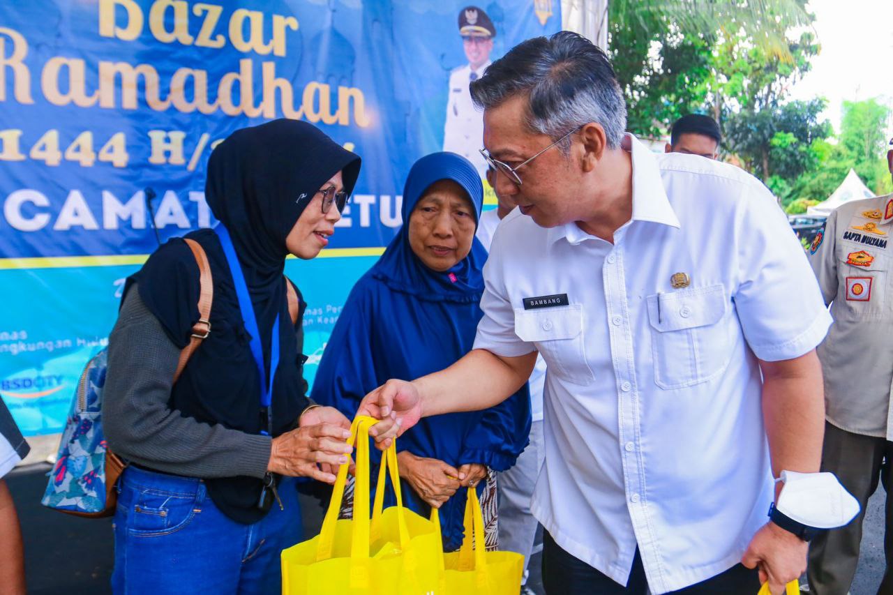 Bambang Sekda Tangsel Buka Bazar Ramadan di Kecamatan Setu