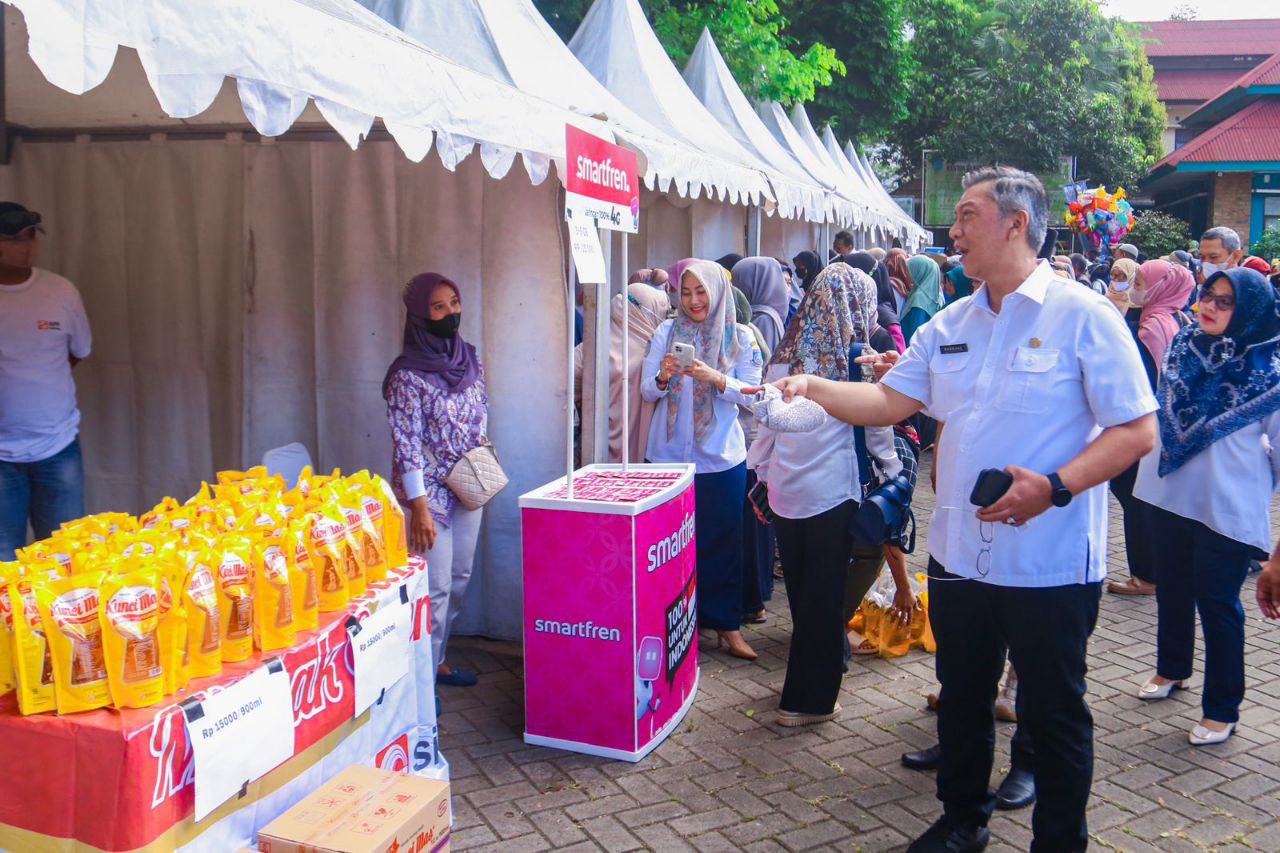 Bambang Sekda Tangsel saat mengecek stand bazar Ramadan.