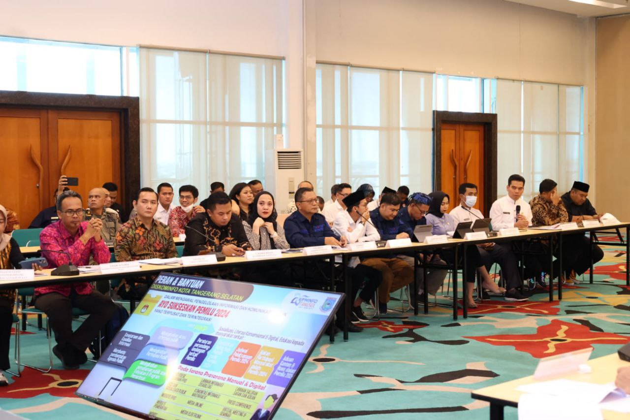 Suasana rapat kerja Pemkot Tangsel dengan Komisi 1 DPR RI, KPU Tangsel, Bawaslu Tangsel di Aula Blandongan Puspemkot Tangsel, pada Jumat (14/04/2023).