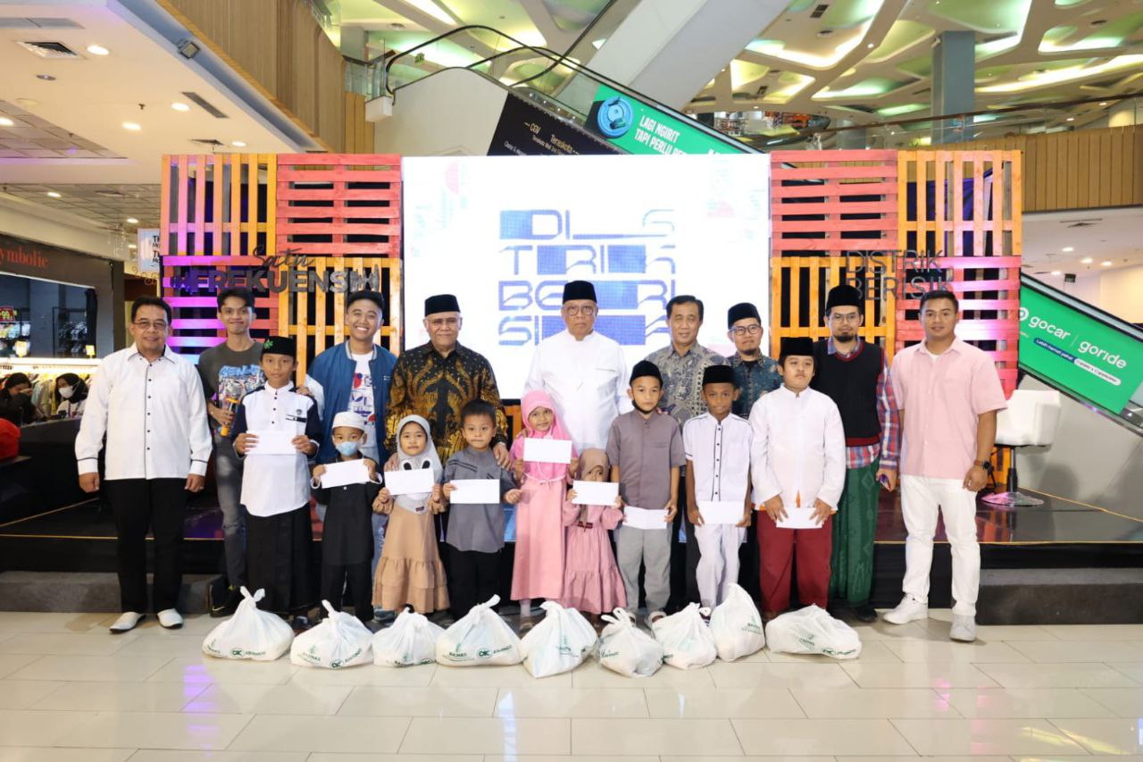 Benyamin bersama anak anak yatim.