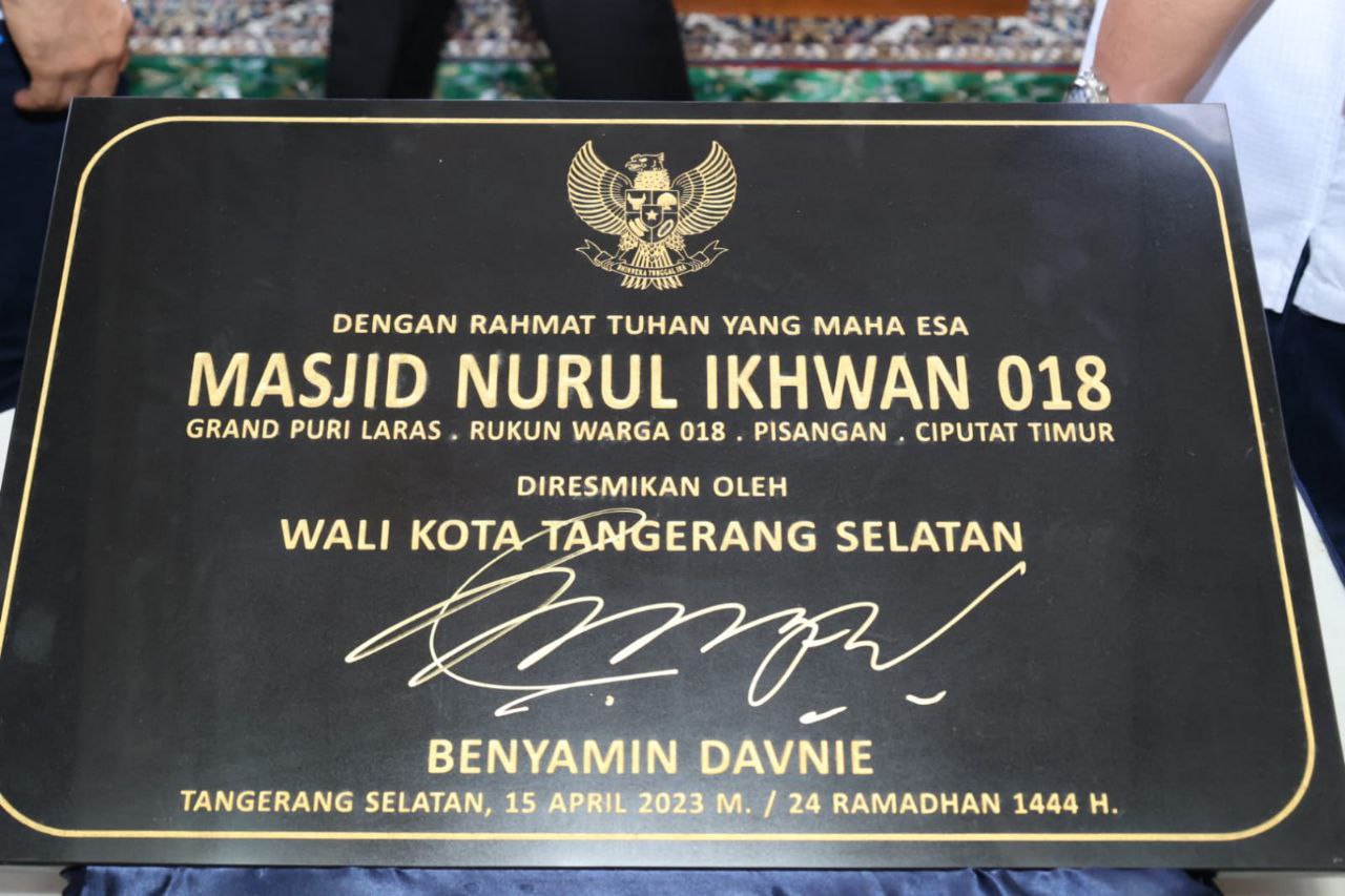 Prasasti peresmian Masjid Nurul Ikhwan, di Pisangan oleh Benyamin Davnie.