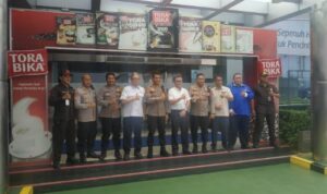 Kapolres Sigit Dany Setiyono saat foto bersama manajemen PT Torabika Eka Semesta.