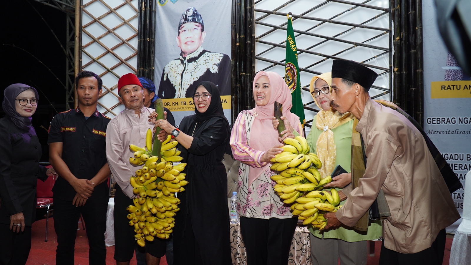 Bupati Irna saat diberikan hasil bumi buah pisang.