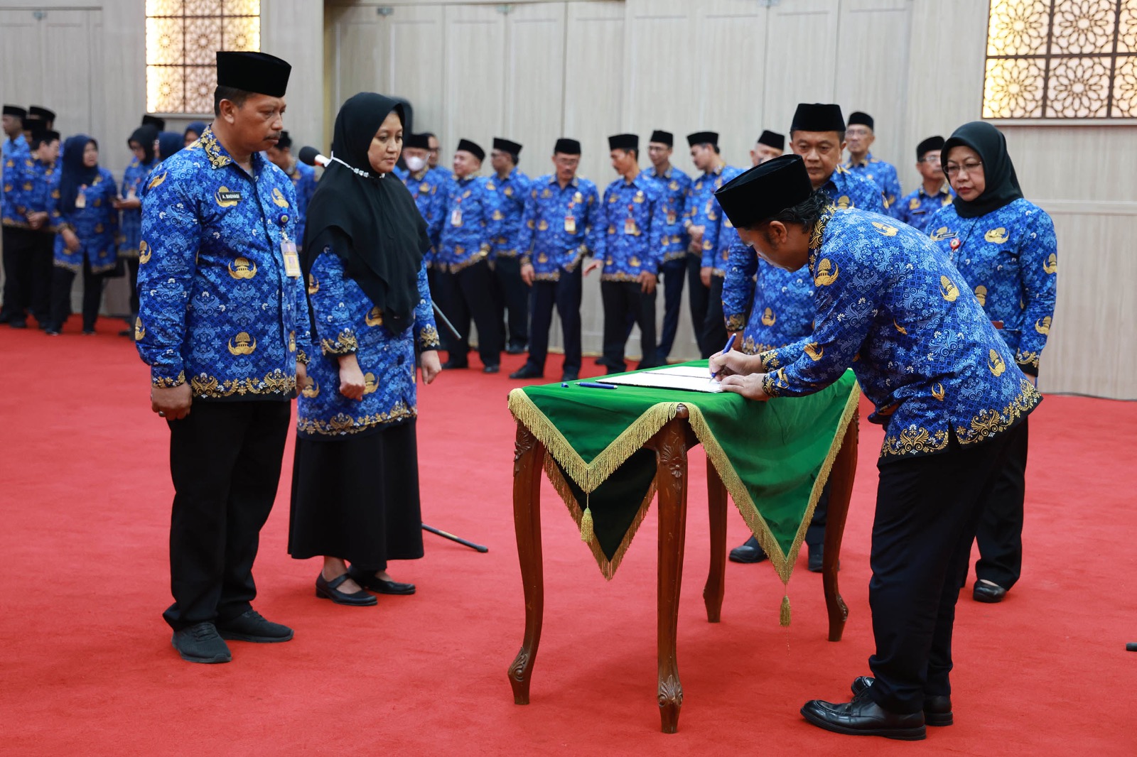 Pj Gubernur Banten Al Muktabar saat melakukan pelantikan 478 pejabat.