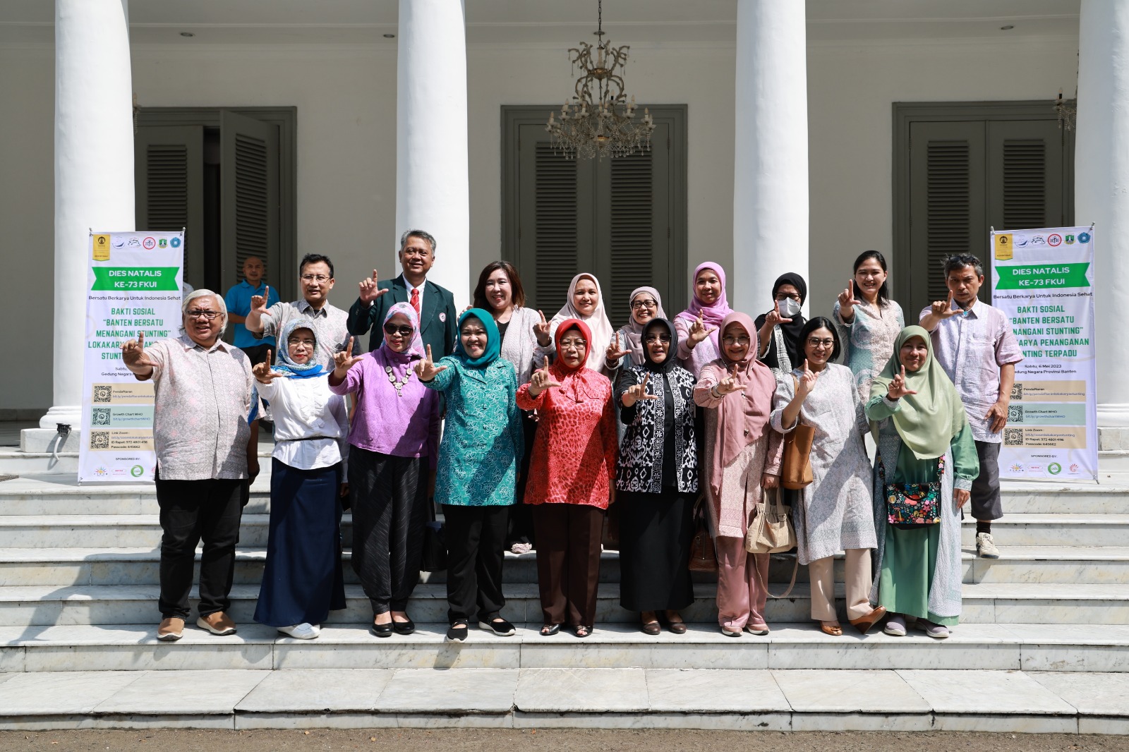 Ketua TP PKK Provinsi Banten Tine Al Muktabar saat foto bersama jajarannya.