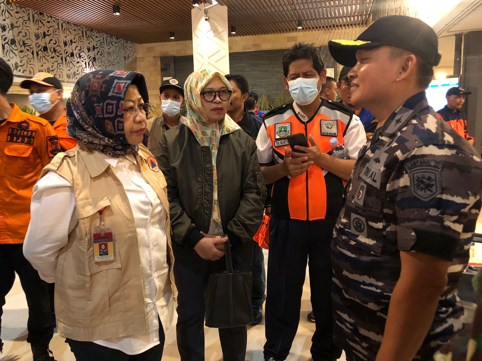 Plh Sekda Provinsi Banten Virgojanti saat rapat terbatas di Pelabuhan Merak.