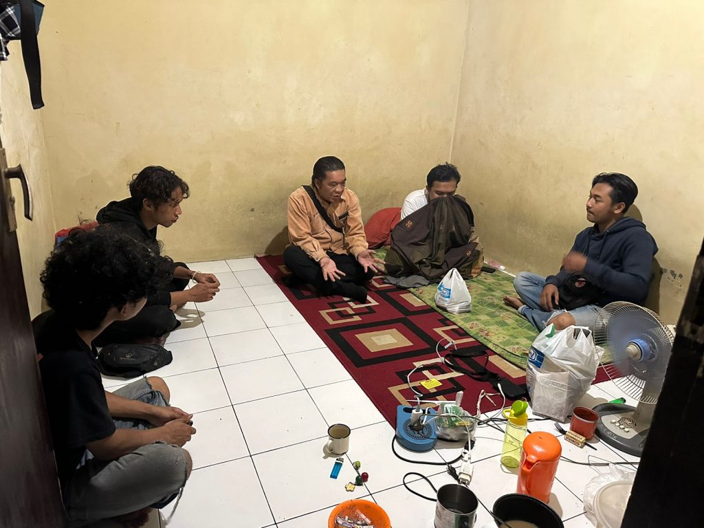 Pj Gubernur Banten Al Muktabar saat berdialog dengan mahasiswa di kos-kosan.