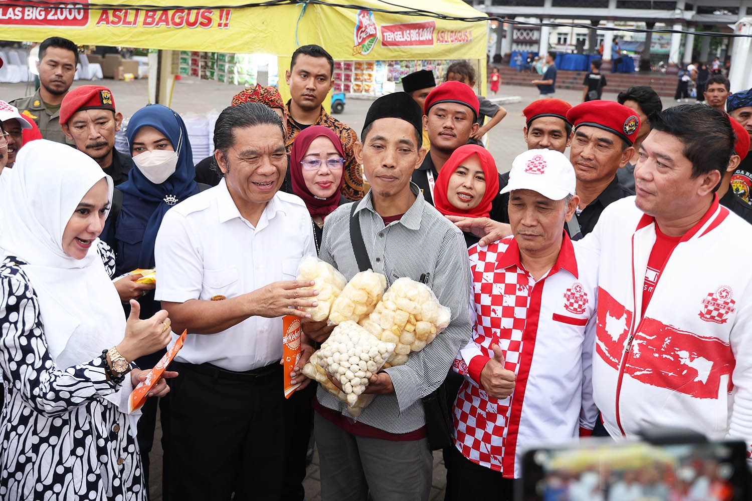 Pj Gubernur Banten Al Muktabar saat melihat kuliner UMKM di festival merah putih.