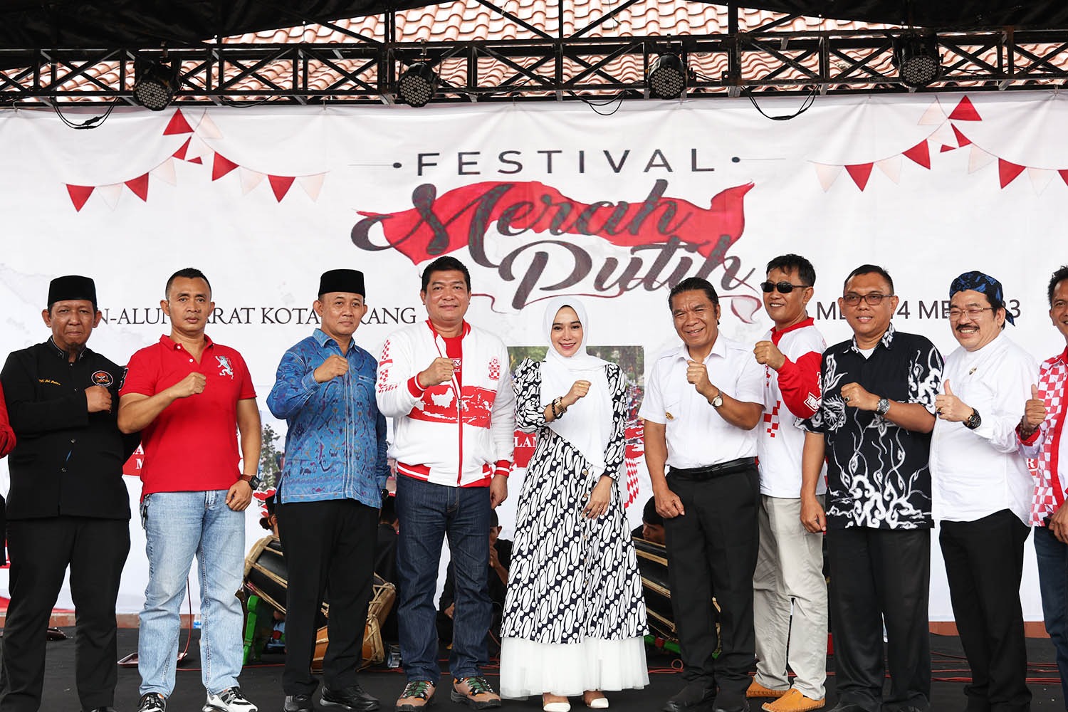 Pj Gubernur Banten Al Muktabar saat foto bersama di festival merah putih.