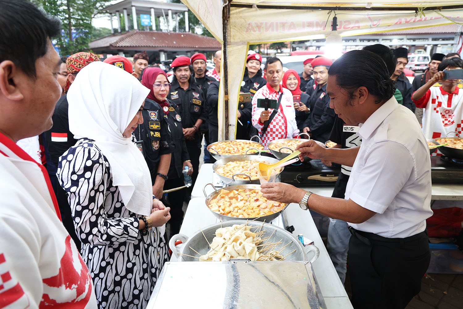 Pj Gubernur Banten Al Muktabar saat mencoba kuliner di festival merah putih.