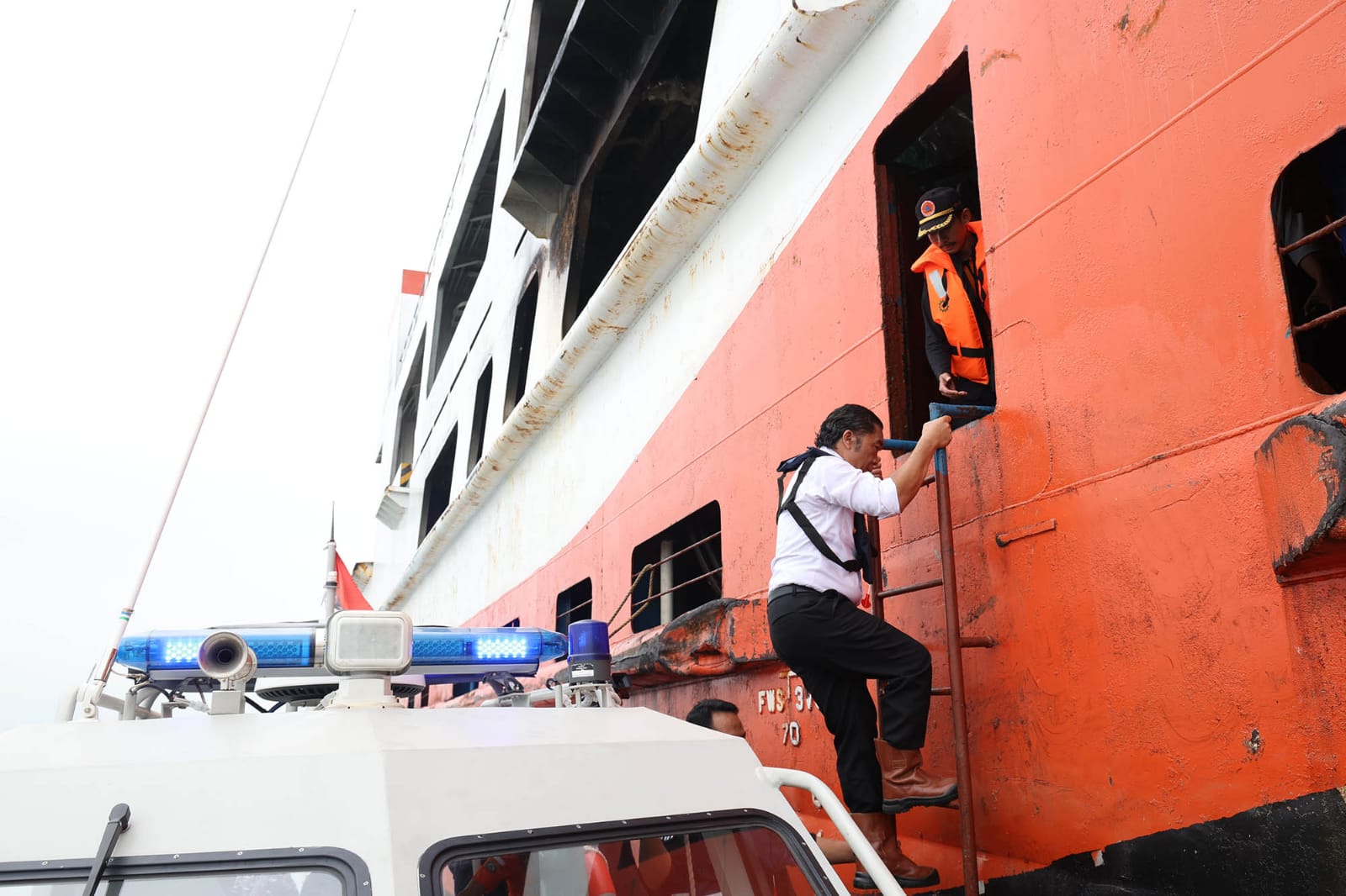 Pj Gubernur Banten Al Muktabar saat menaiki tangga Kapal Motor Penumpang (KMP) Royce 1.