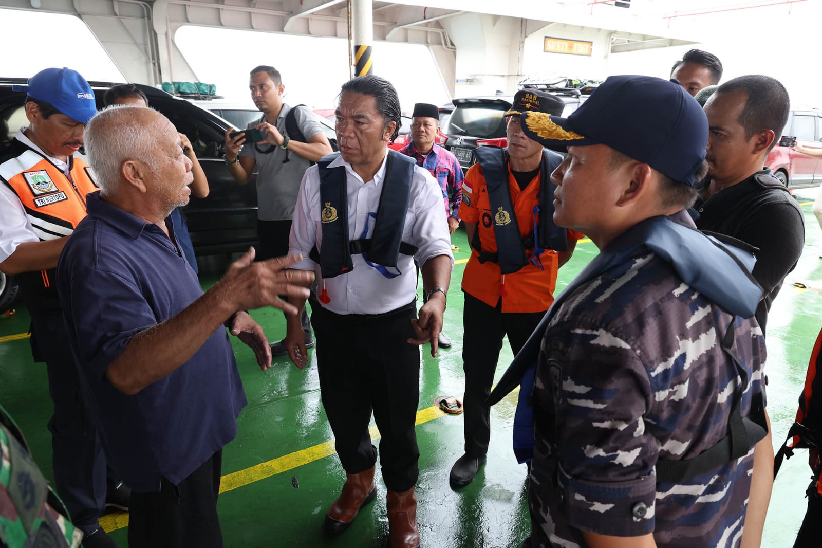 Pj Gubernur Banten Al Muktabar saat meninjau Kapal Motor Penumpang (KMP) Royce 1.