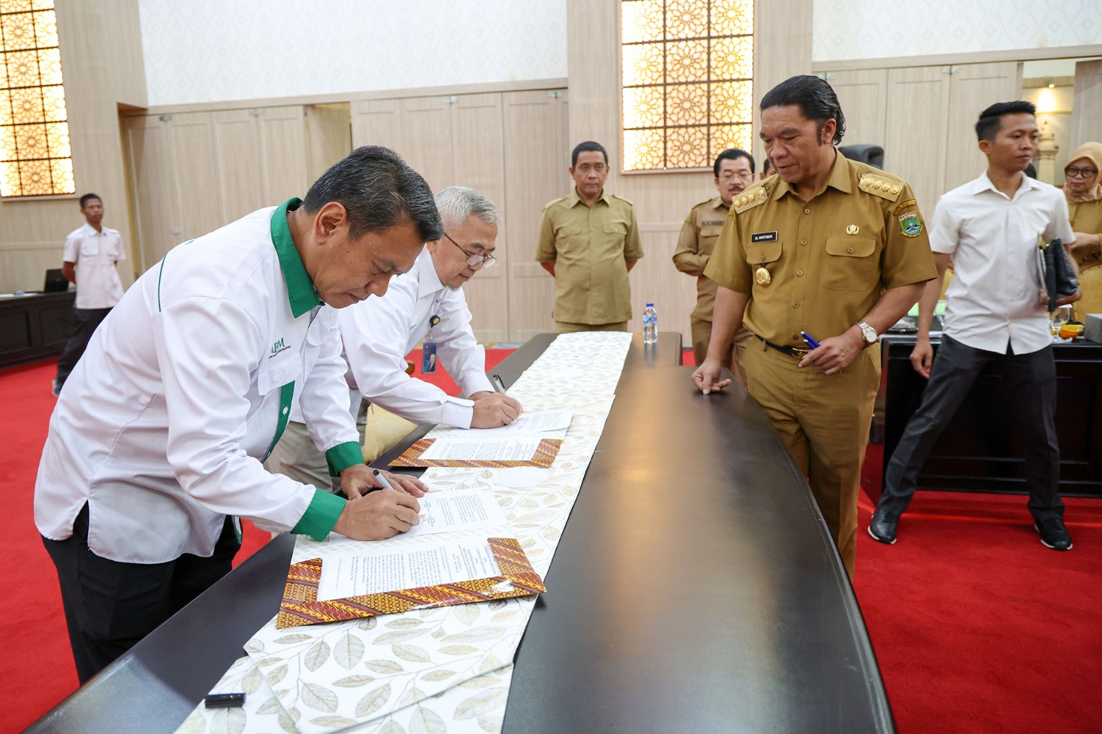 Pj Gubernur Banten Al Muktabar saat rapat Pengendalian Inflasi.