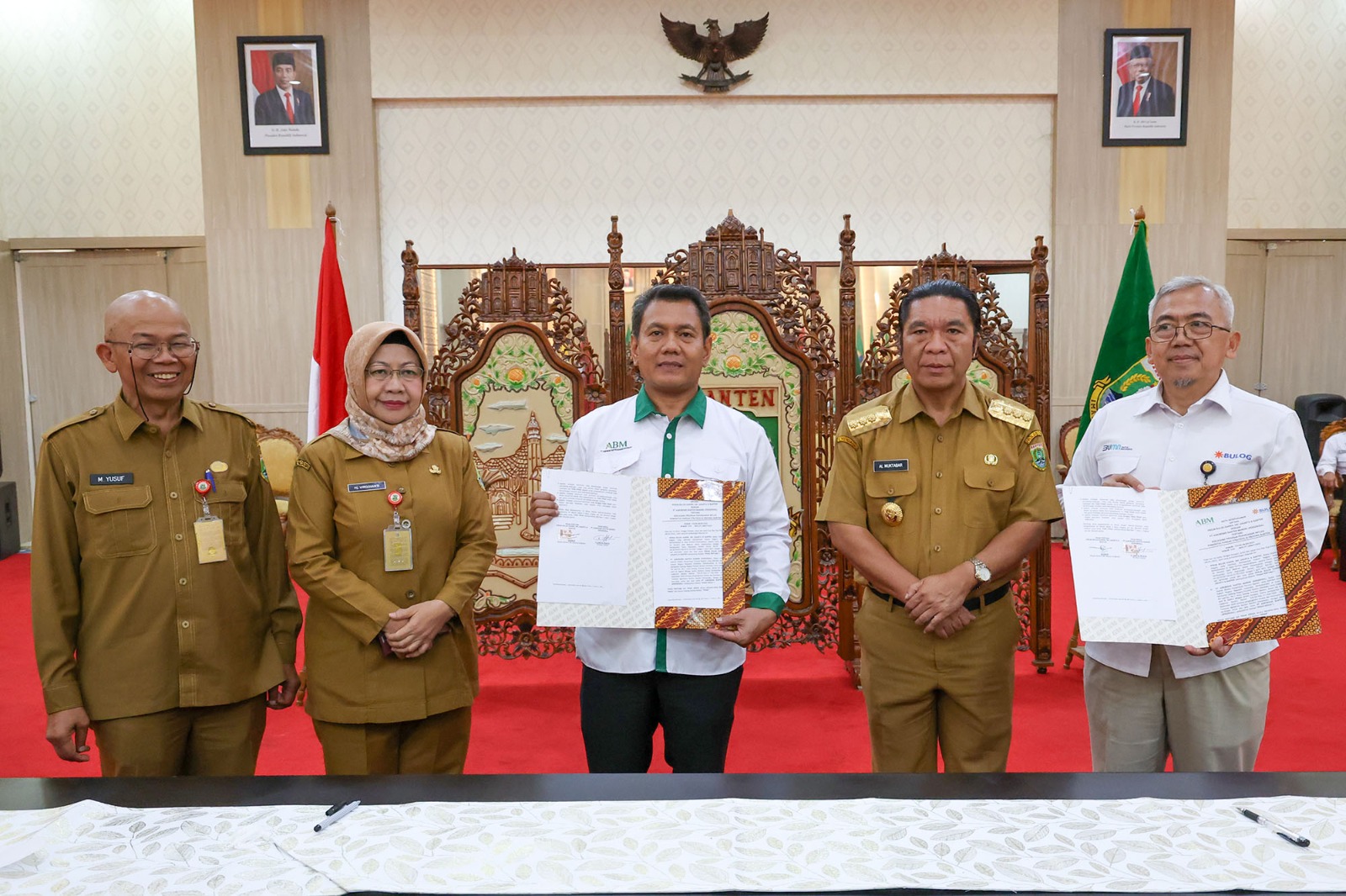 Pj Gubernur Banten Al Muktabar saat rapat Pengendalian Inflasi.