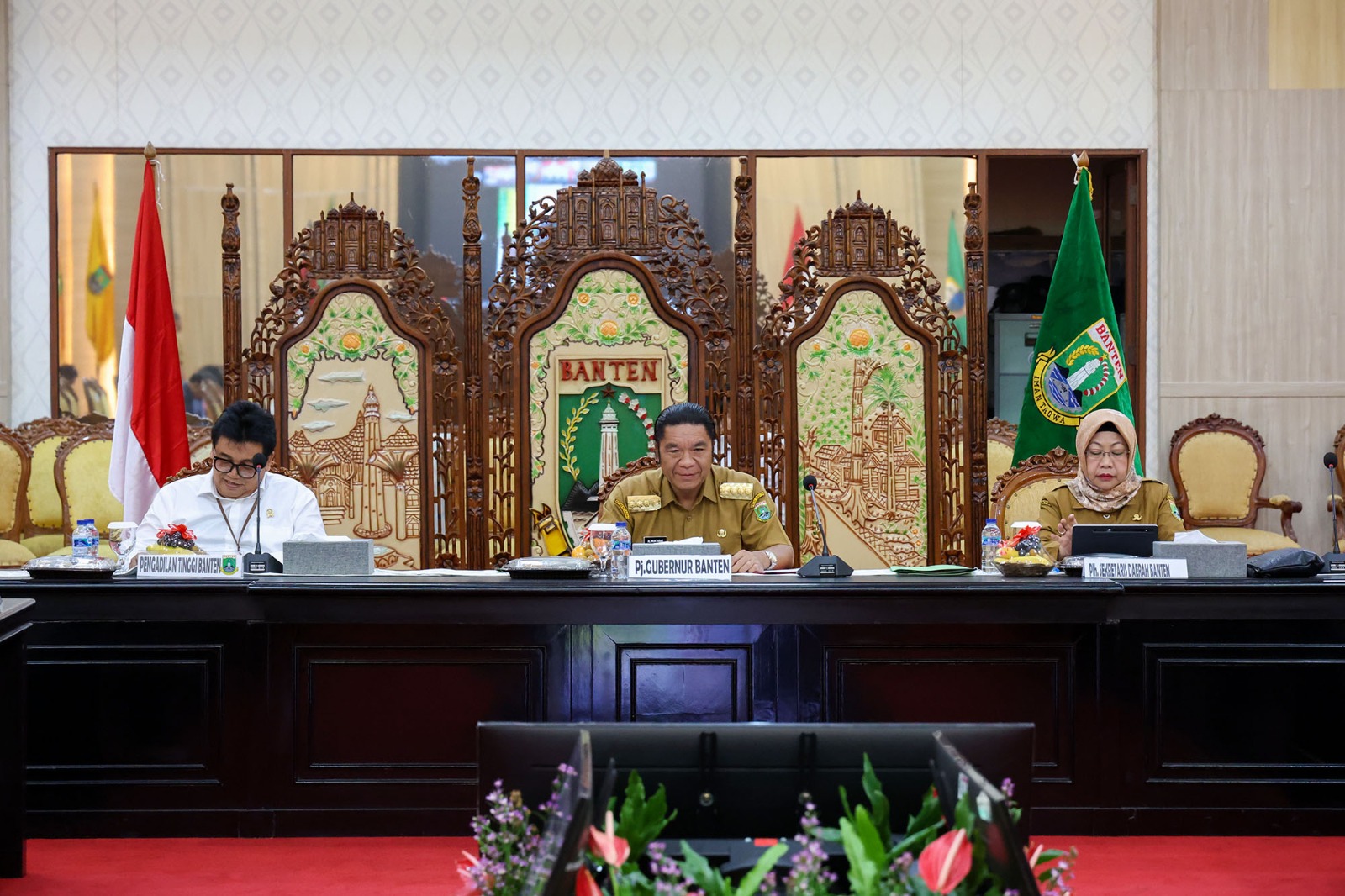 Pj Gubernur Banten Al Muktabar saat memimpin rapat tentang inflasi.